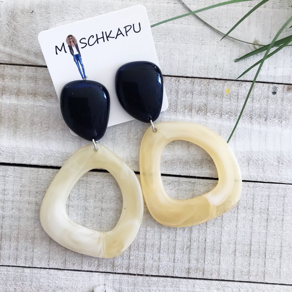 IVORY/ BLUE ACRYLIC EARRINGS (J22)